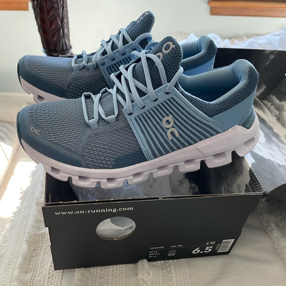 New, never worn size women’s 6.5 on cloud running shoes